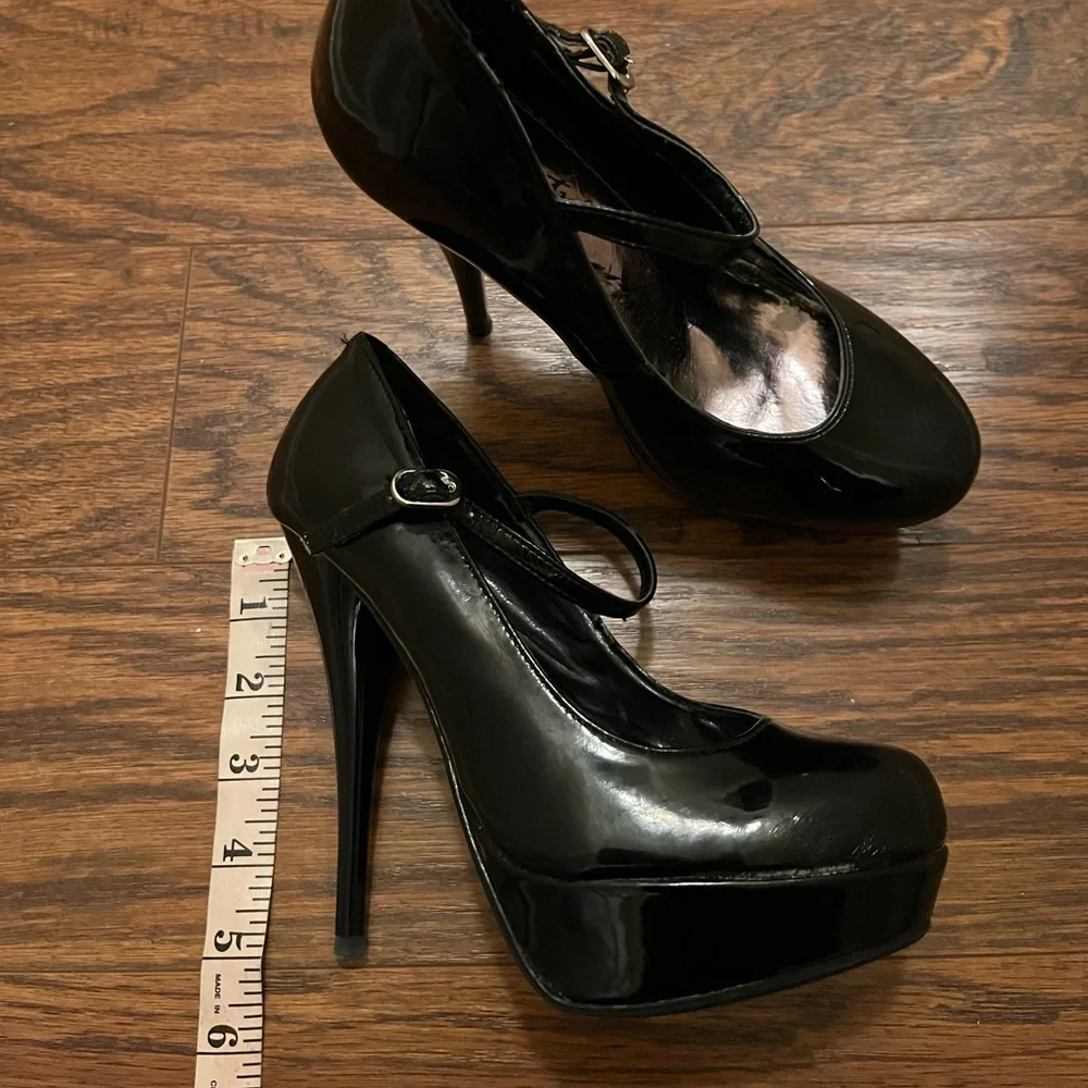 HERSTYLE GLOSSY BLACK BUCKLE STRAP HEELS